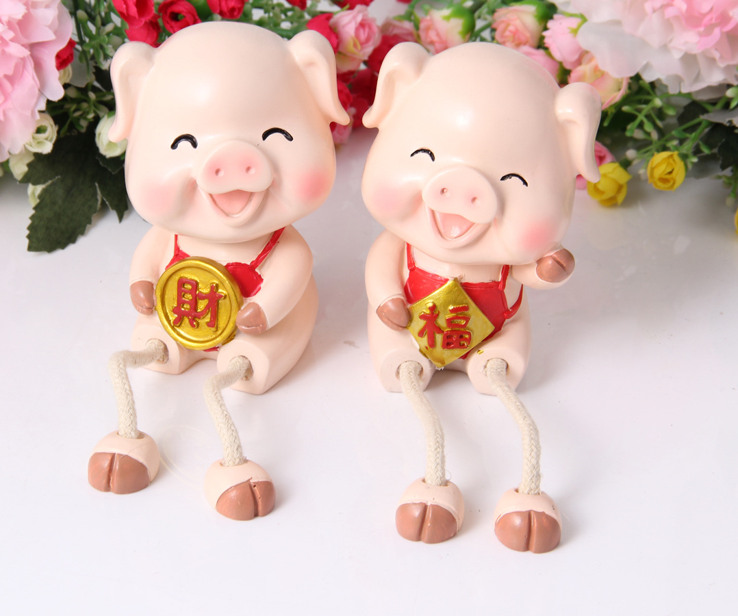 新款家居裝飾新風尚 解析吊腳福財豬樹脂擺件與存錢罐的批發(fā)商機